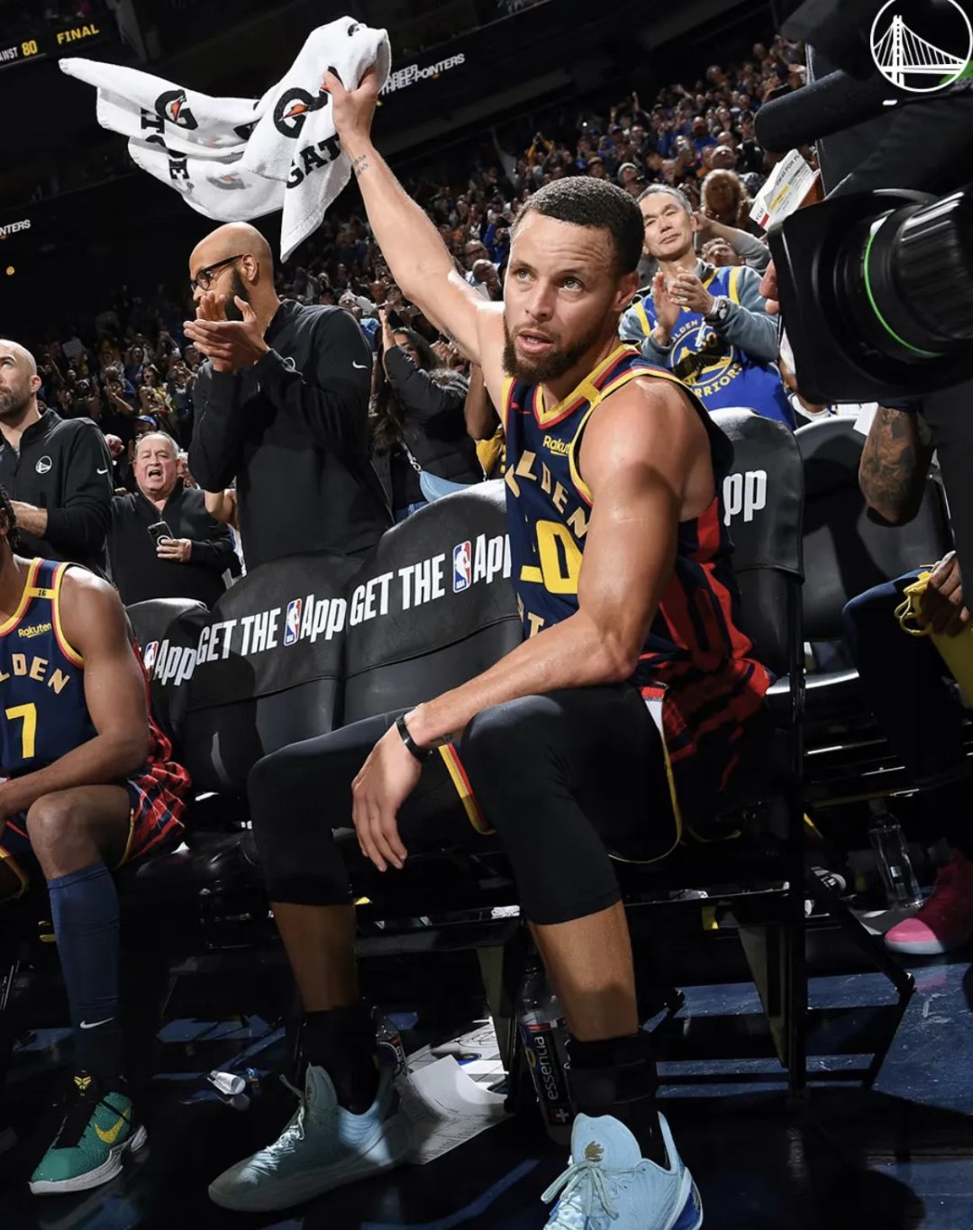 kaiyun-库里连续五场比赛得分超过领先优势明显,美国队不断突破!观众掌声雷动的简单介绍