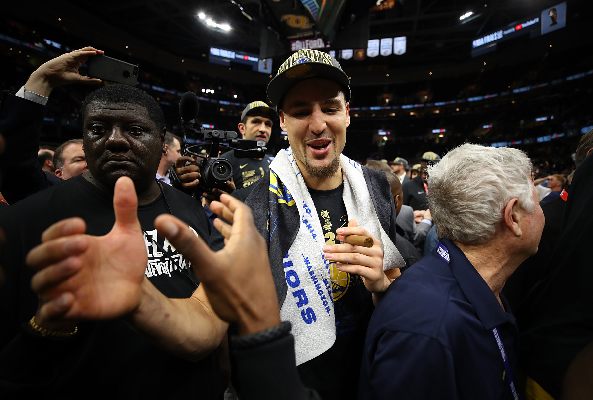 克里夫兰骑士发布备战花絮,今晚回应争议,NBA总决赛任务艰巨,资深球员宣示担当的简单介绍 克里夫兰骑士发布备战花絮,今晚回应争议,NBA总决赛任务艰巨,资深球员宣示担当的简单介绍